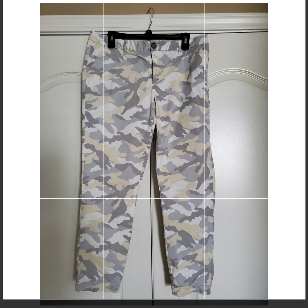 Tommy Hilfiger Slim-Fit Rolled Camo-Print Chino Pa
